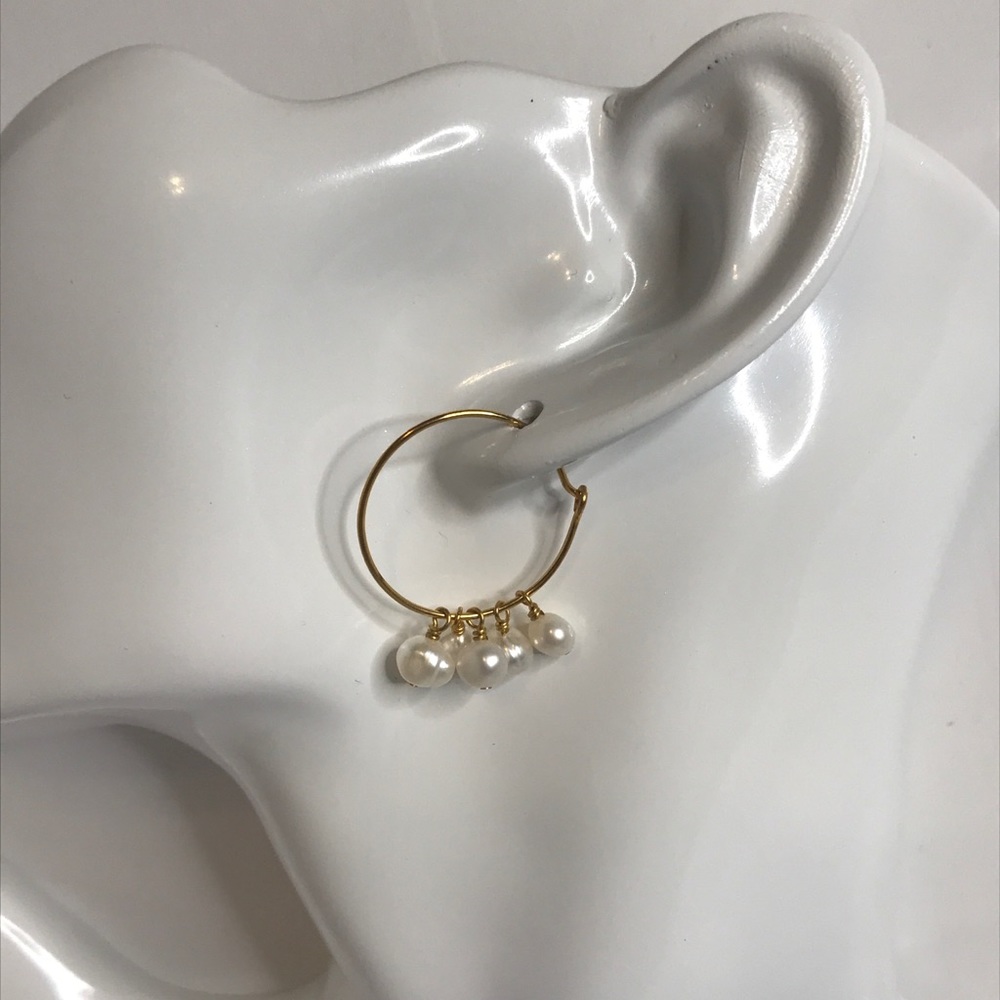 Hoop earrings with pearls